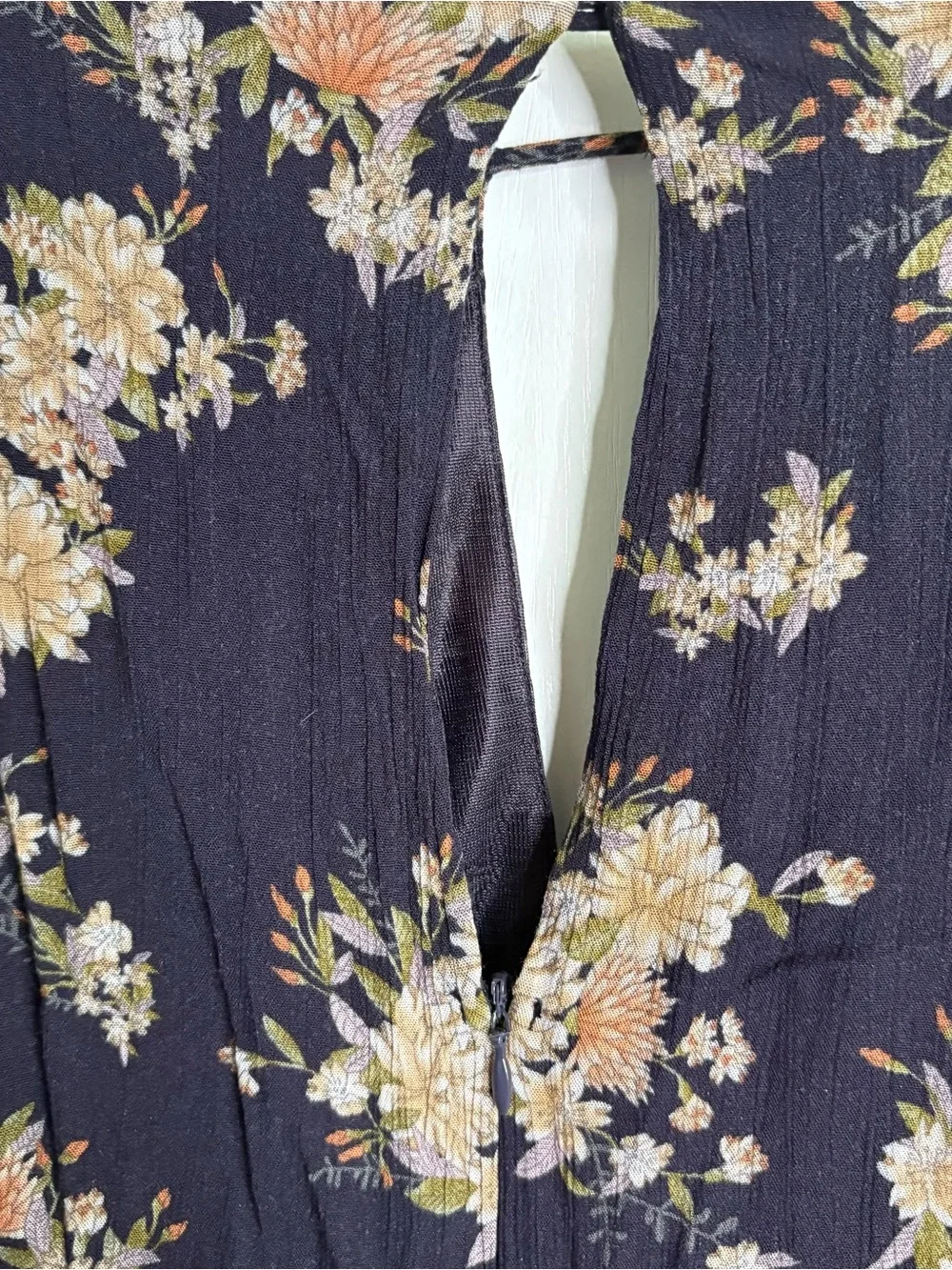 ASTR The Label Sz M Crinkle Floral Romper Keyhole Front and Back Dark Romantic
